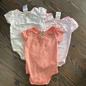 Set of 3 Just Born bodysuits - size 6-9 months